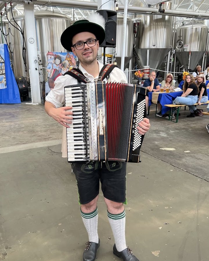 Accordionist Richard Cartier in lederhosen and a feathered hat